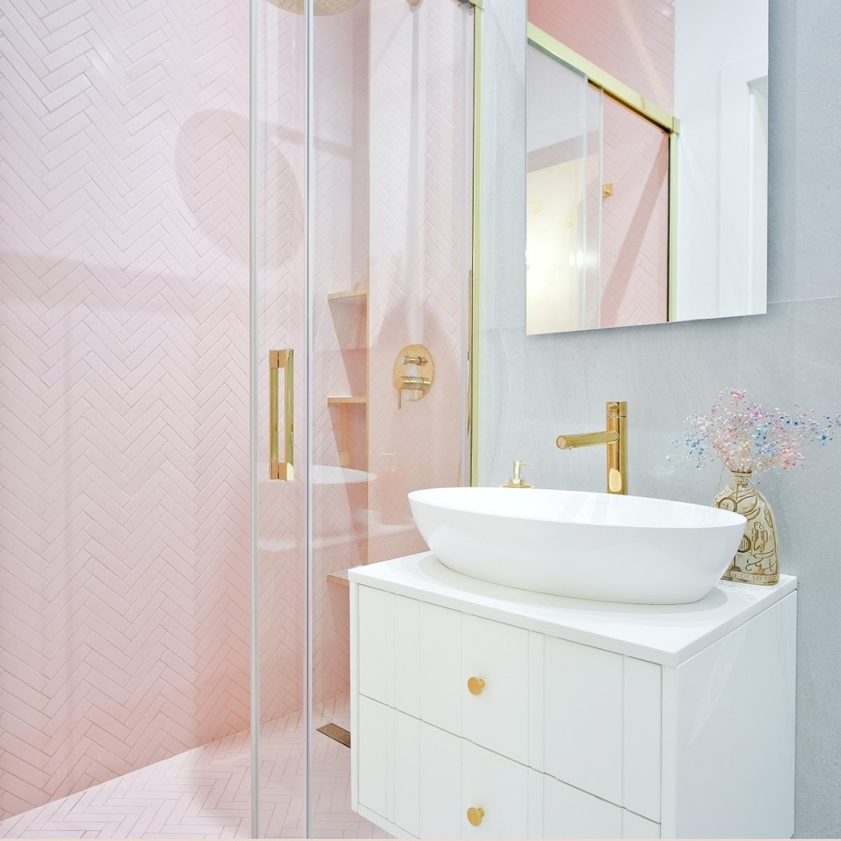 Wnętrze Way of Blonde z mozaiką Raw Decor